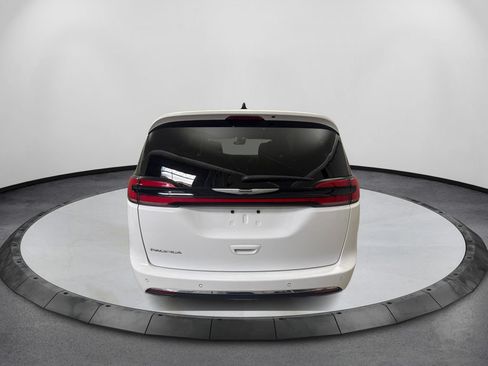 Used 2025 Chrysler Pacifica Select FWD image 6
