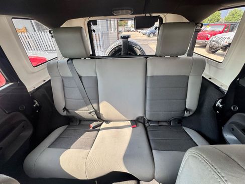 Used 2010 Jeep Wrangler Unlimited Rubicon AWD/4WD image 19