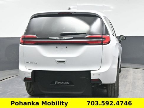 Used 2024 Chrysler Pacifica Touring-L image 4