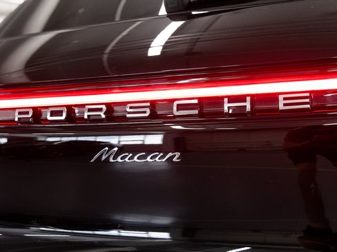 Used 2025 Porsche Macan AWD/4WD image 18
