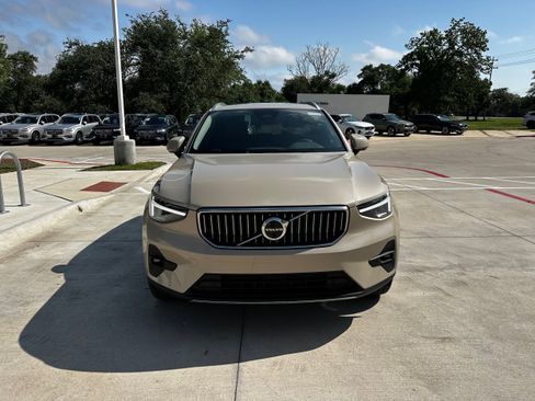 Used 2025 Volvo XC40 B5 Plus w/ Protection Package Premier image 6
