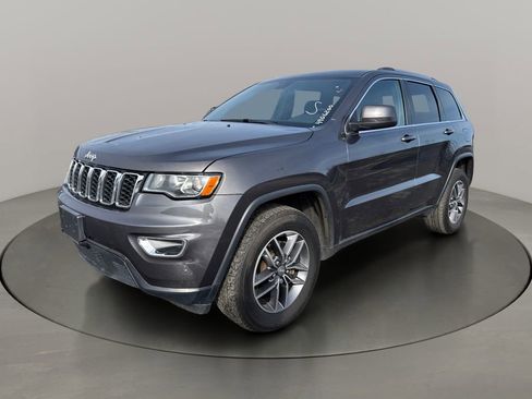 Used 2020 Jeep Grand Cherokee Laredo image 3