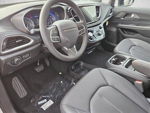 New 2027 Chrysler Pacifica Select FWD image 3
