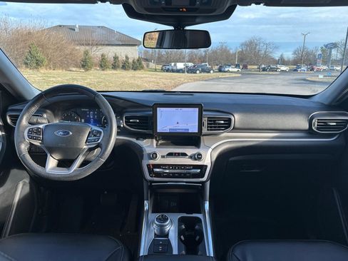 Used 2022 Ford Explorer XLT w/ Equipment Group 202A image 5