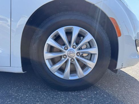 Used 2017 Chrysler Pacifica Touring-L FWD image 9