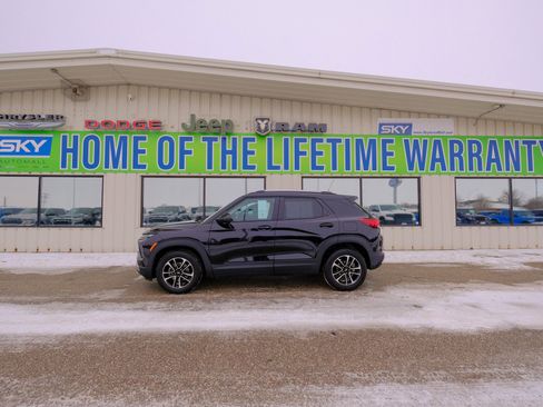 Used 2025 Chevrolet TrailBlazer LT image 3