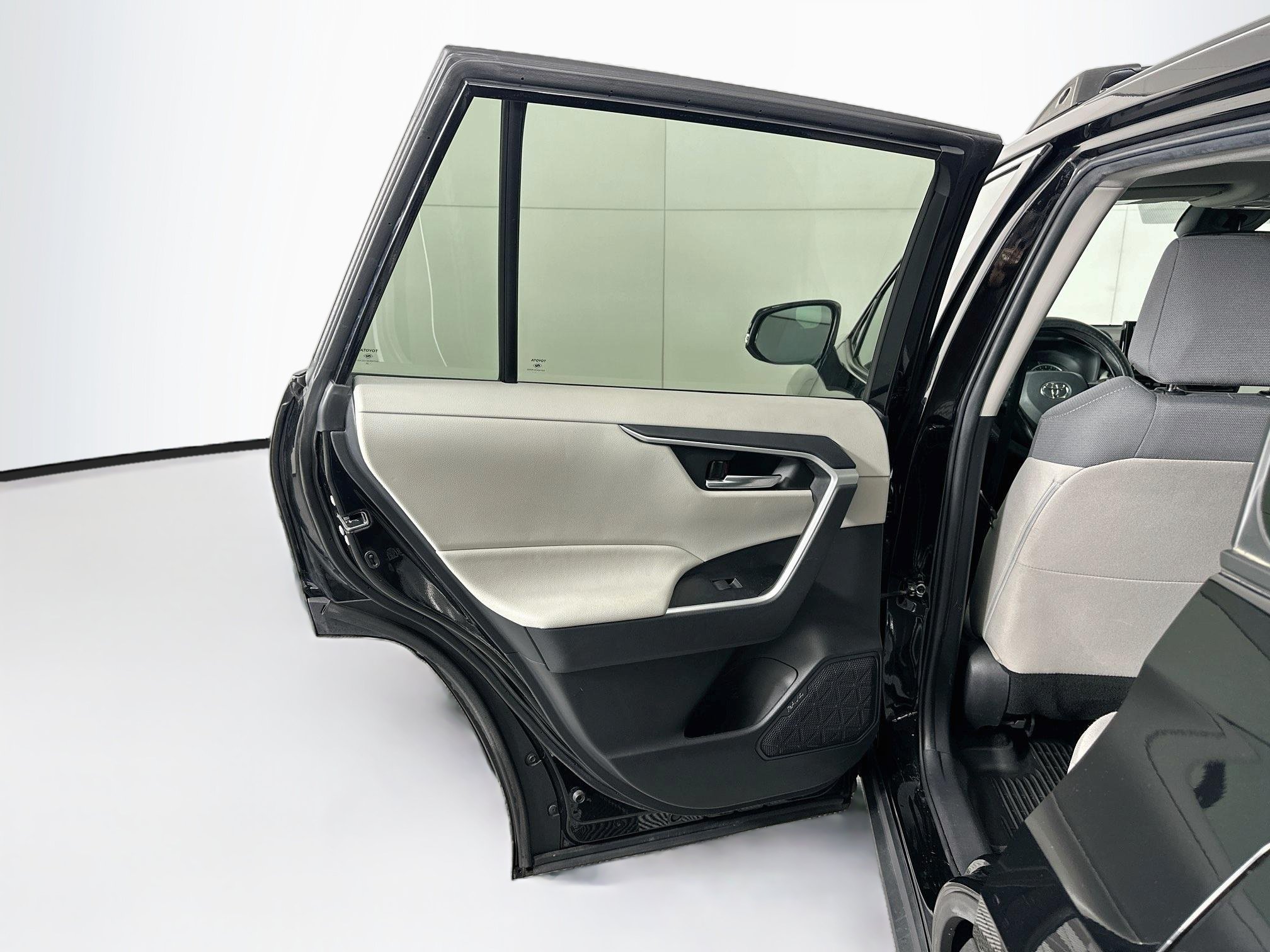 Used 2021 Toyota RAV4 XLE w/ Convenience Package FWD image 27