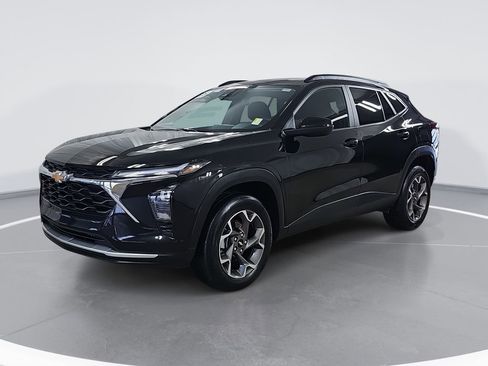 Certified 2025 Chevrolet Trax LT w/ Driver Confidence Package image 9