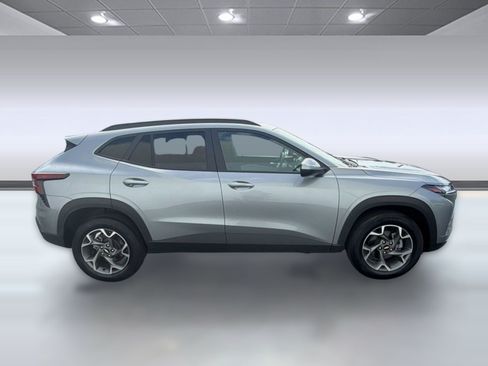 Used 2025 Chevrolet Trax LT FWD image 7