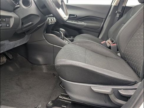 Used 2022 Nissan Kicks S image 9