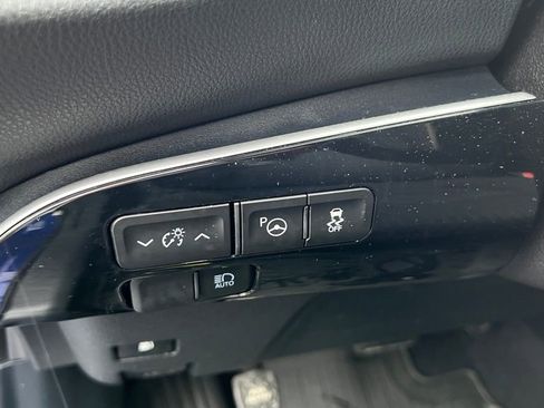 Certified 2018 Toyota Prius Three image 37