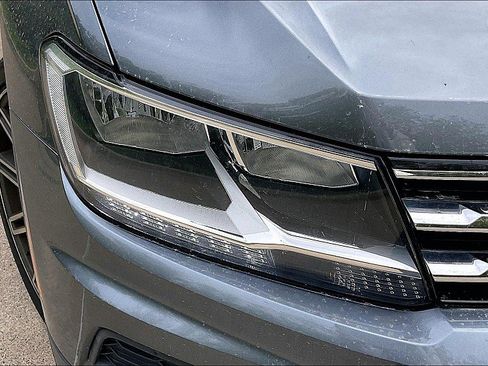 Used 2018 Volkswagen Tiguan SE w/ Panoramic Sunroof Package FWD image 32
