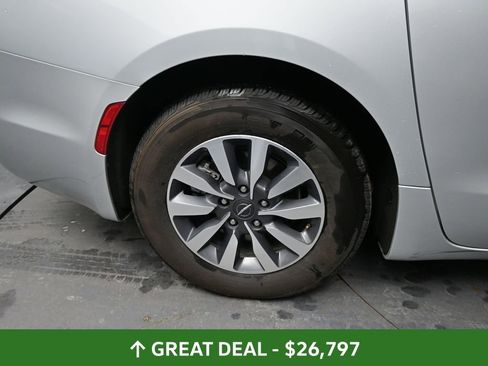 Used 2024 Chrysler Pacifica Select FWD image 19