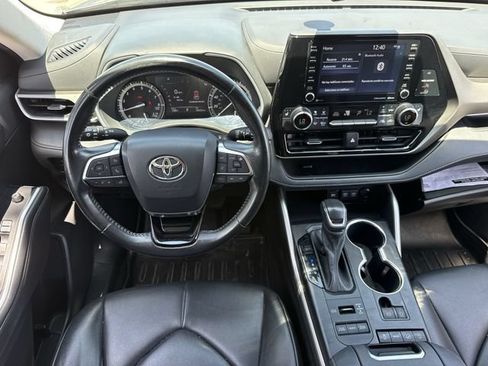 Used 2021 Toyota Highlander XLE AWD/4WD image 11