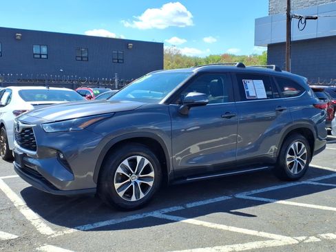 Used 2023 Toyota Highlander XLE AWD/4WD image 3