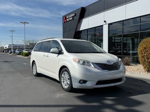 Used 2017 Toyota Sienna XLE image 1