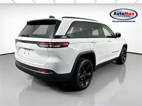 Used 2023 Jeep Grand Cherokee Altitude image 2