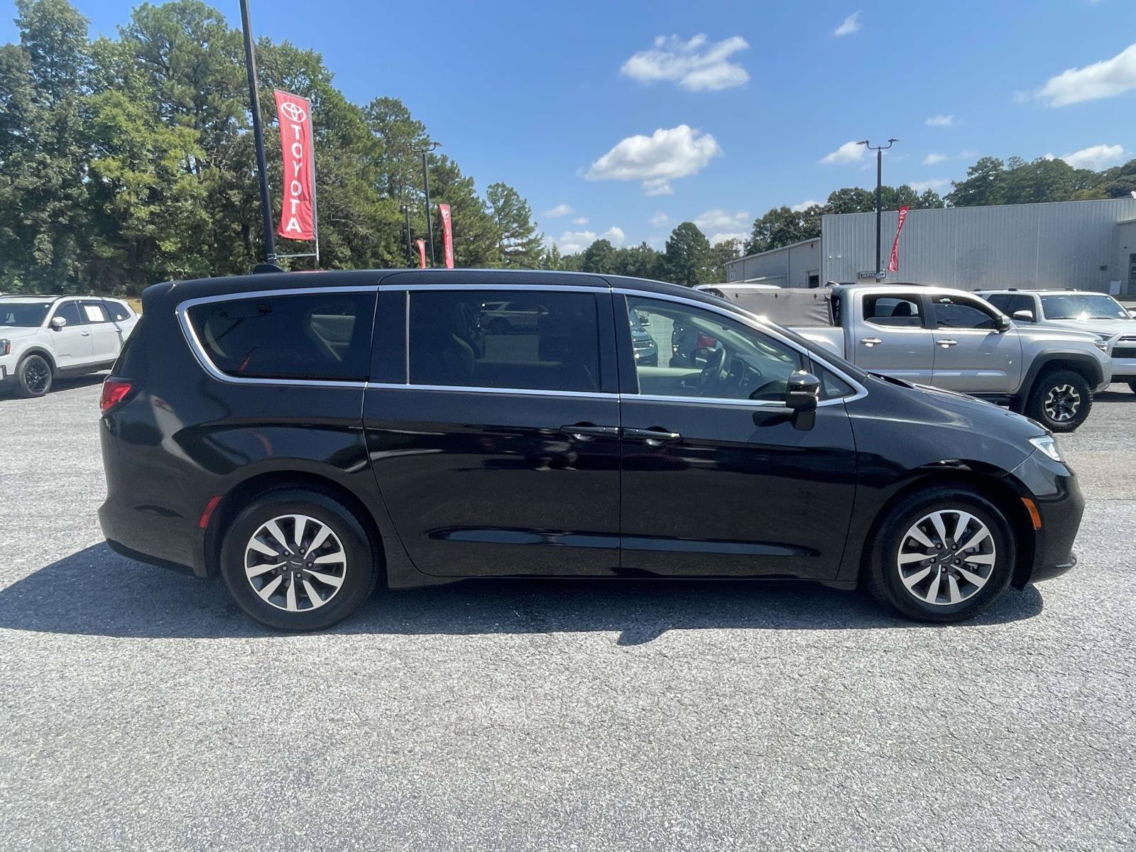 Used 2023 Chrysler Pacifica Touring-L FWD image 2