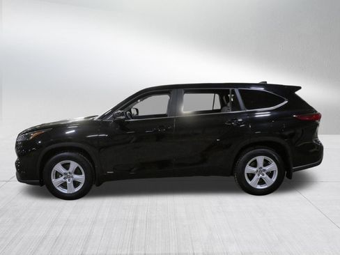 Used 2023 Toyota Highlander LE AWD/4WD image 4