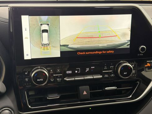 Used 2023 Toyota Highlander Platinum FWD image 24