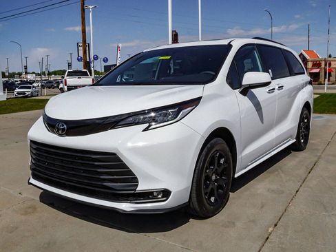 New 2026 Toyota Sienna XLE Woodland Edition AWD/4WD image 4