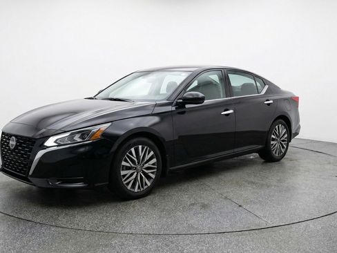 Used 2025 Nissan Altima 2.5 SV image 3