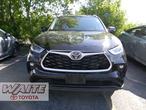 Used 2021 Toyota Highlander XLE AWD/4WD image 4