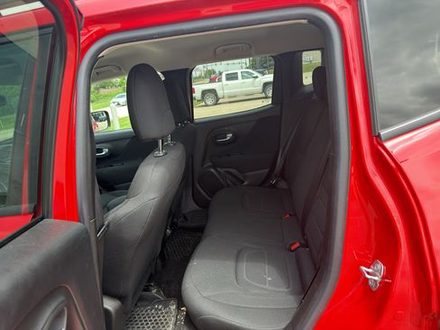 Used 2020 Jeep Renegade Latitude w/ Cold Weather Group AWD/4WD image 7