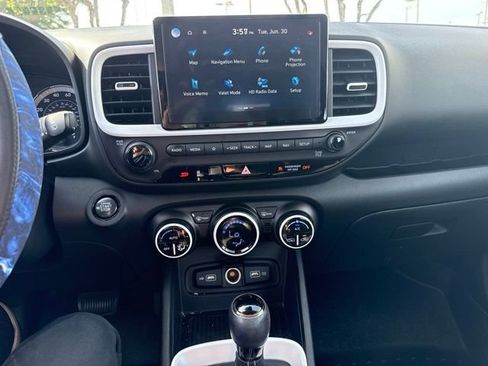 Used 2022 Hyundai Venue Limited w/ Cargo Package FWD image 4