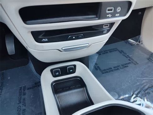 Used 2017 Chrysler Pacifica Limited image 25