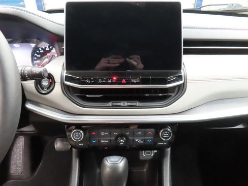 Used 2025 Jeep Compass Limited AWD/4WD image 17