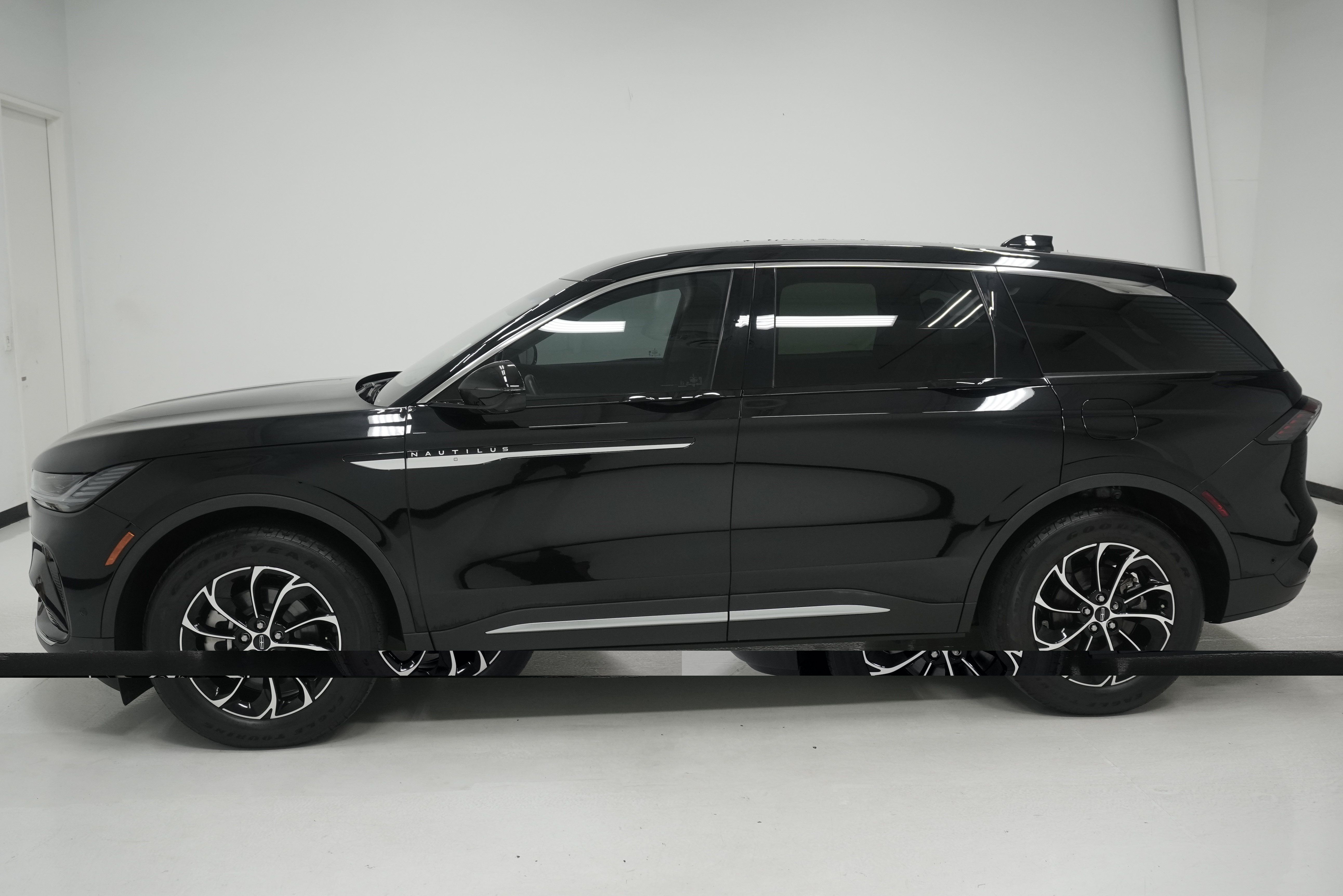 Used 2024 Lincoln Nautilus Premier AWD/4WD image 7