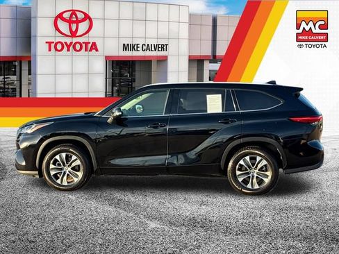 Used 2022 Toyota Highlander XLE FWD image 2
