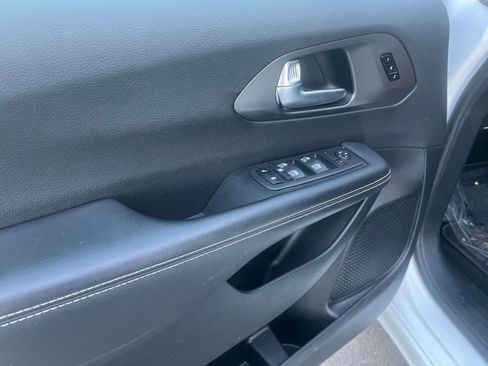 Used 2025 Chrysler Pacifica Select image 18