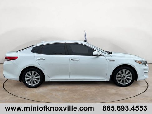 Used 2018 Kia Optima LX w/ 17" Alloy Wheels Package FWD image 2