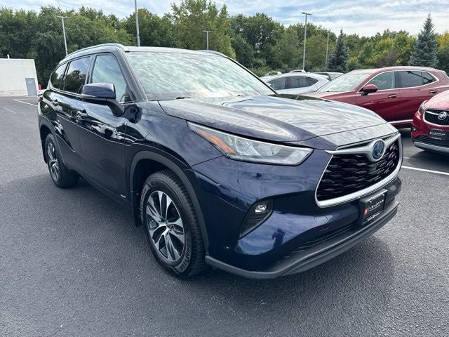 Used 2020 Toyota Highlander XLE AWD/4WD image 3