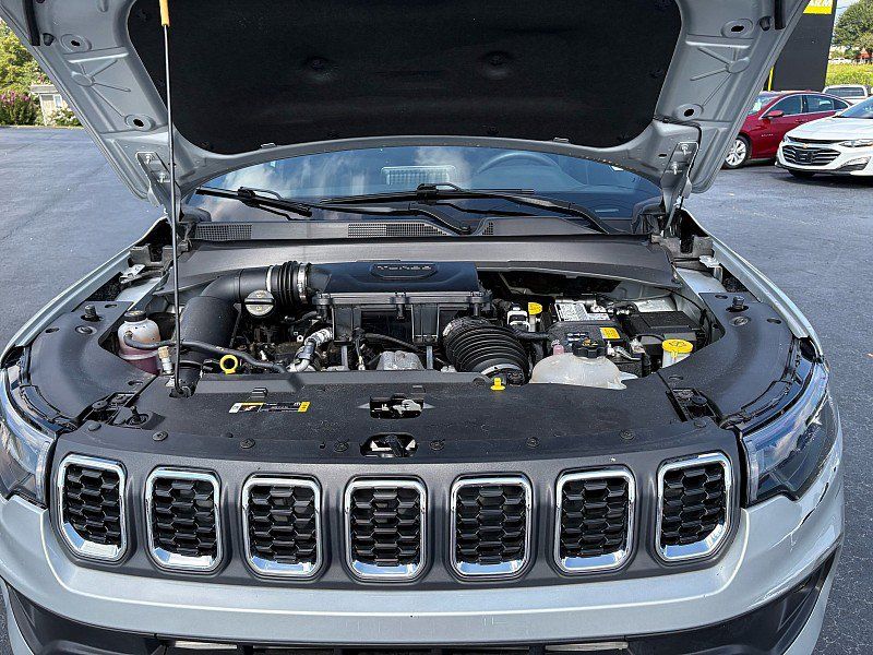 Used 2025 Jeep Compass Latitude AWD/4WD image 6
