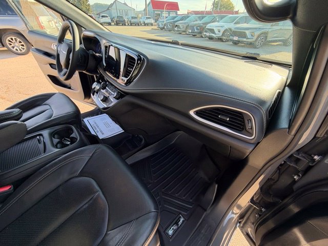 Used 2022 Chrysler Pacifica Touring-L w/ Uconnect Theater Family Group FWD image 22