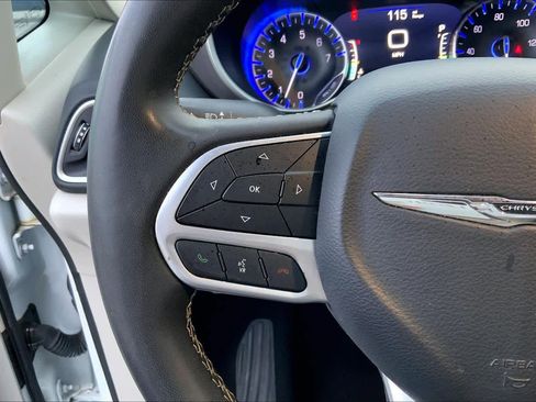 Used 2023 Chrysler Pacifica Touring-L image 22