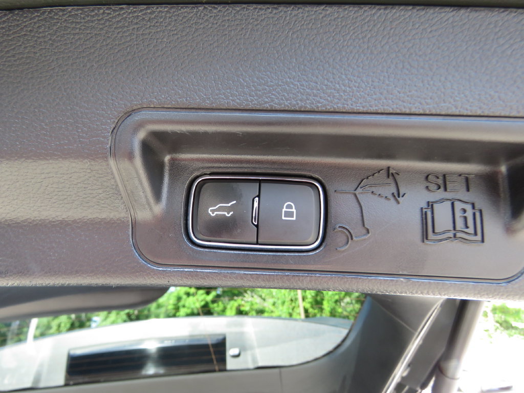Used 2021 Ford Explorer Limited w/ Equipment Group 301A AWD/4WD image 19