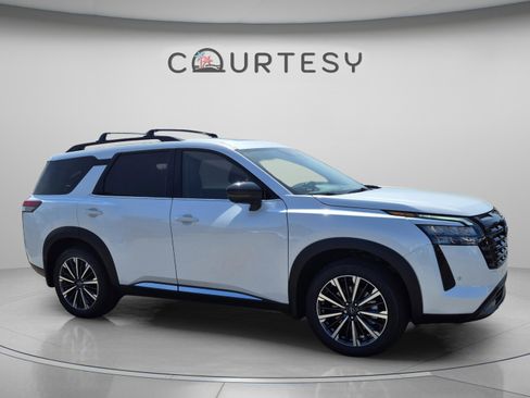 New 2026 Nissan Pathfinder Platinum w/ Cargo Package FWD image 8