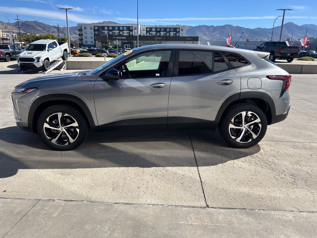 Used 2024 Chevrolet Trax RS w/ Driver Confidence Package FWD image 2
