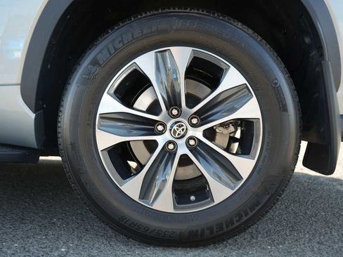 Used 2022 Toyota Highlander XLE AWD/4WD image 11