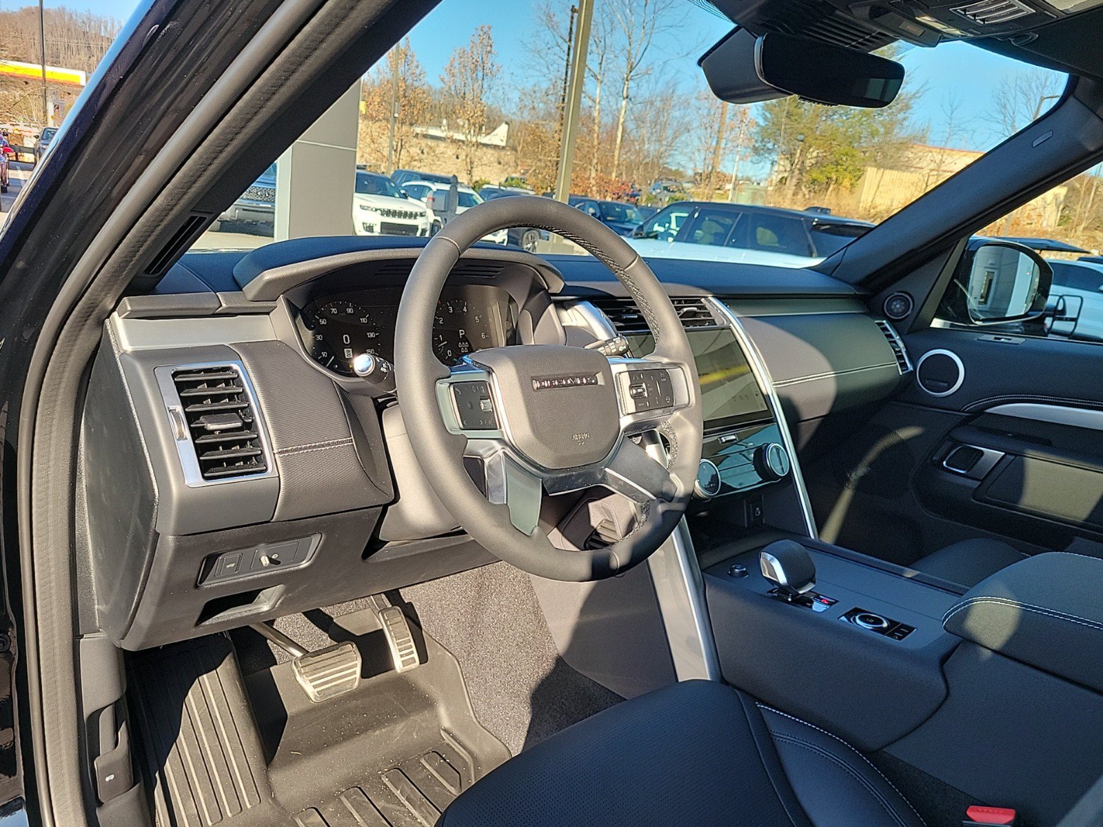 Used 2025 Land Rover Discovery Dynamic SE AWD/4WD image 27