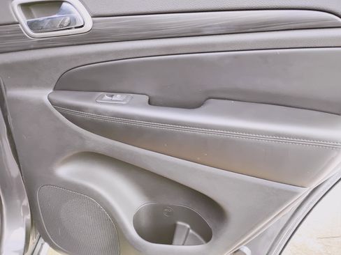 Used 2020 Jeep Grand Cherokee Laredo image 21