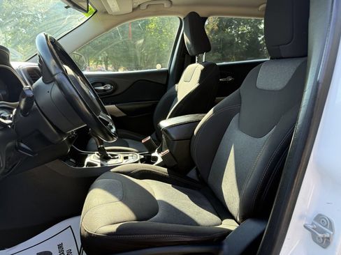 Used 2018 Jeep Cherokee Latitude w/ Altitude Package FWD image 9