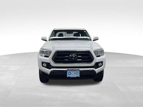 Used 2022 Toyota Tacoma SR5 AWD/4WD image 2
