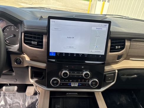 Used 2024 Ford Expedition Limited image 33