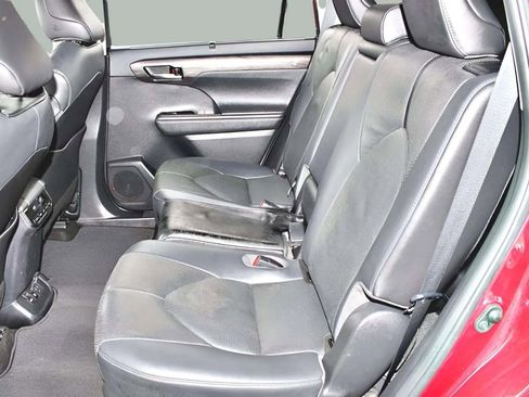 Used 2020 Toyota Highlander Limited image 11