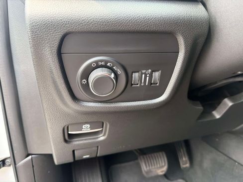 Used 2023 Jeep Grand Cherokee Laredo w/ Luxury Tech Group I AWD/4WD image 18